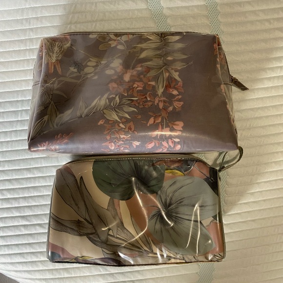 2 Oysho vanity pouches - Picture 2 of 3